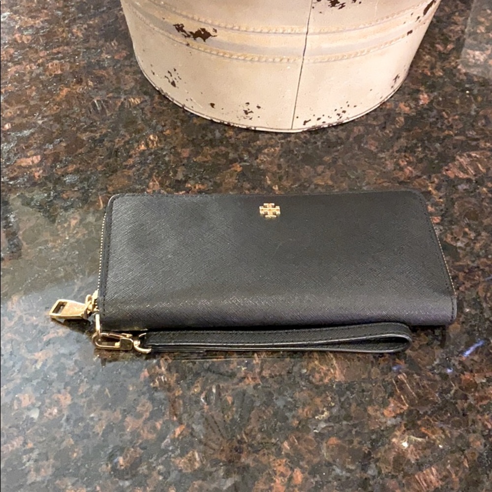 Tory Burch zippy wallet with strap black